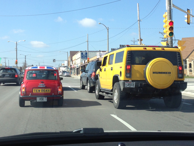 Illustration for article titled Size Comparison: Classic Mini vs Hummer H2